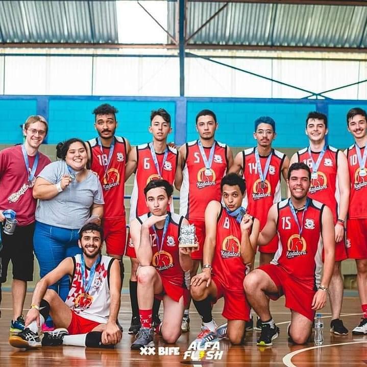 Foto do time masculino do IME ganhando, posando com suas medalhas