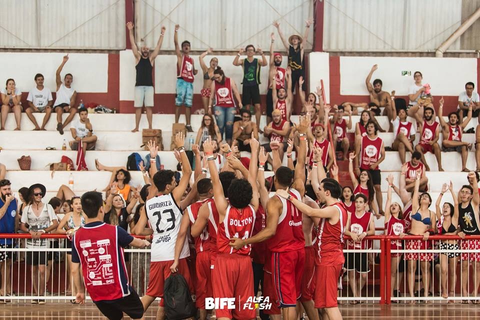 Foto do IME ganhando, "Vermelho e Branco até Morrer"